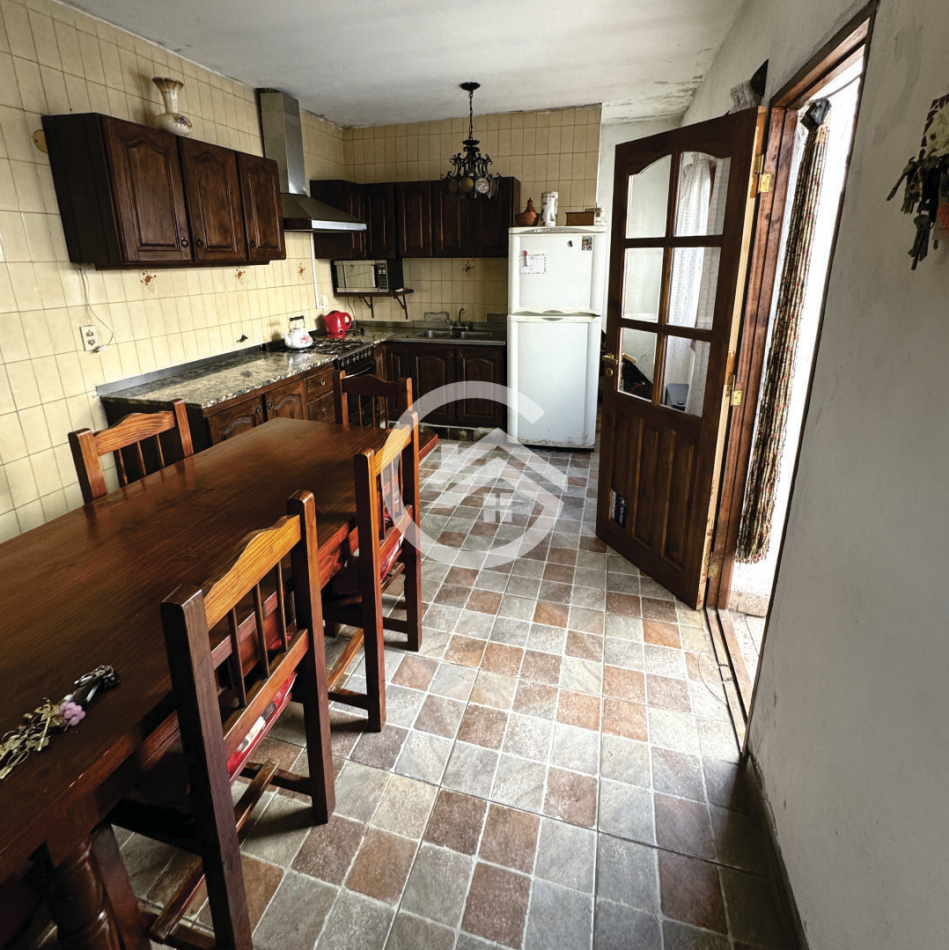Chalet 5 ambientes con garaje, patio y terraza
