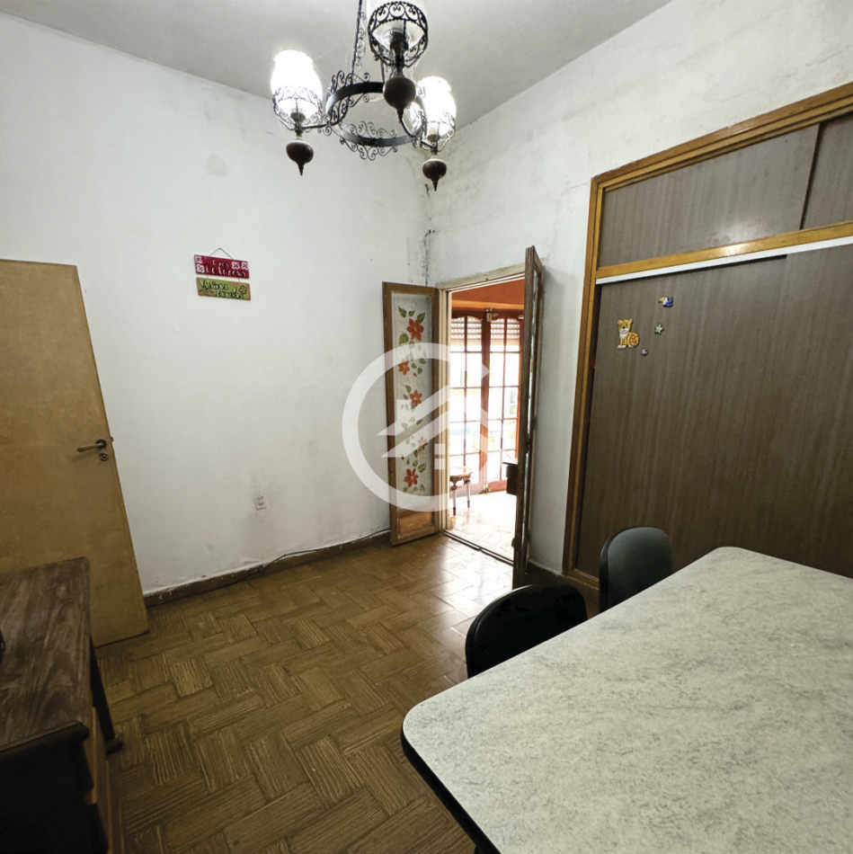 Chalet 5 ambientes con garaje, patio y terraza