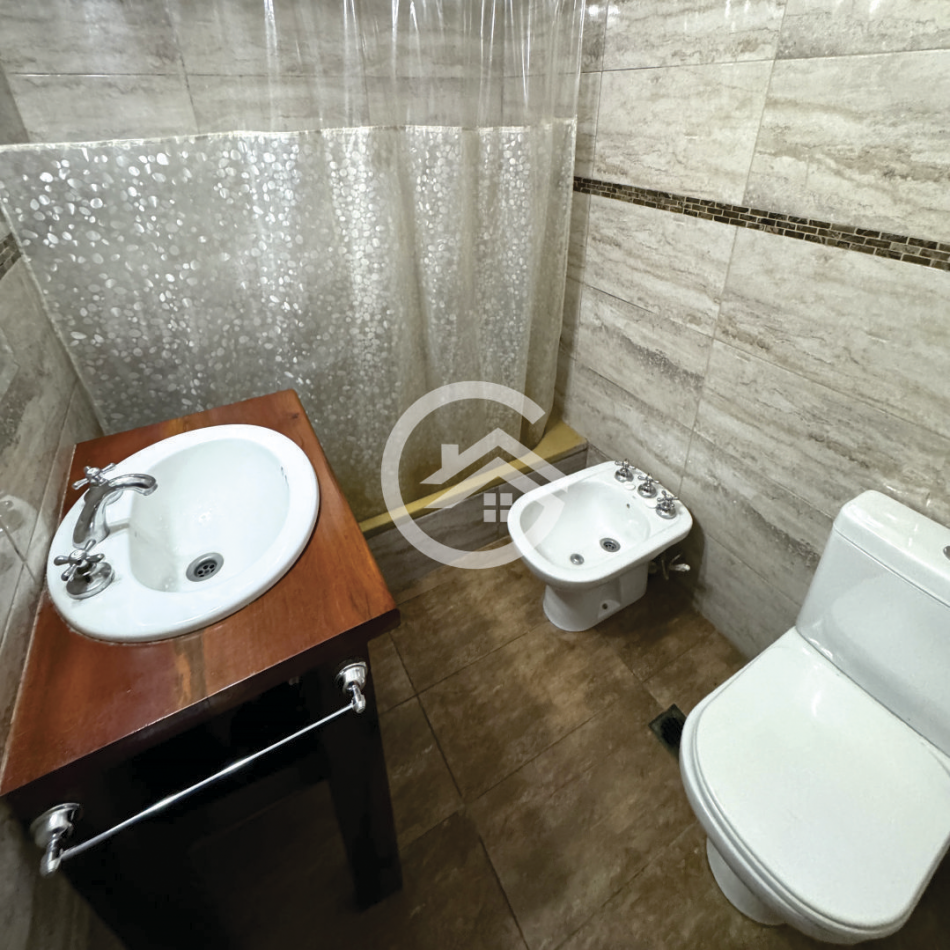 Chalet 5 ambientes con garaje, patio y terraza