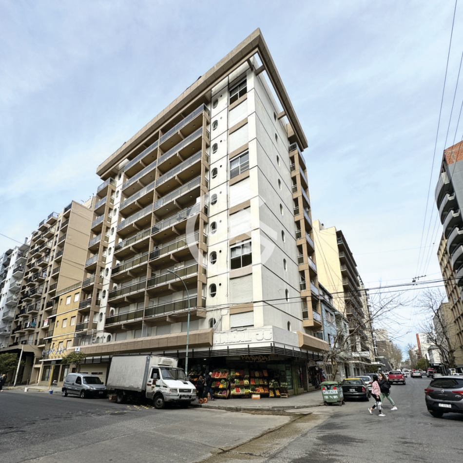 Departamento 2 ambientes con balcon corrido al frente.