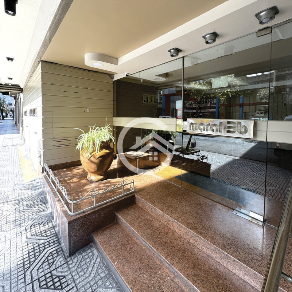 Departamento 2 ambientes con balcon corrido al frente.