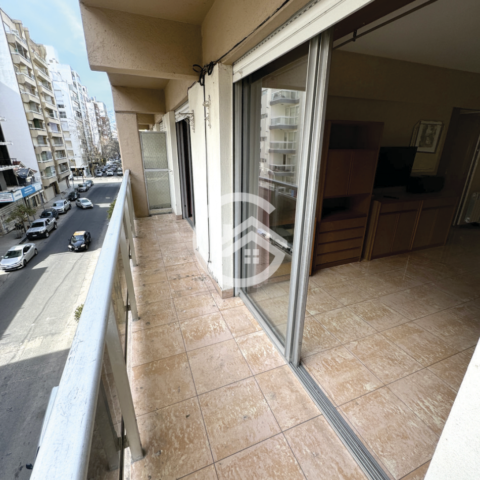 Departamento 2 ambientes con balcon corrido al frente.