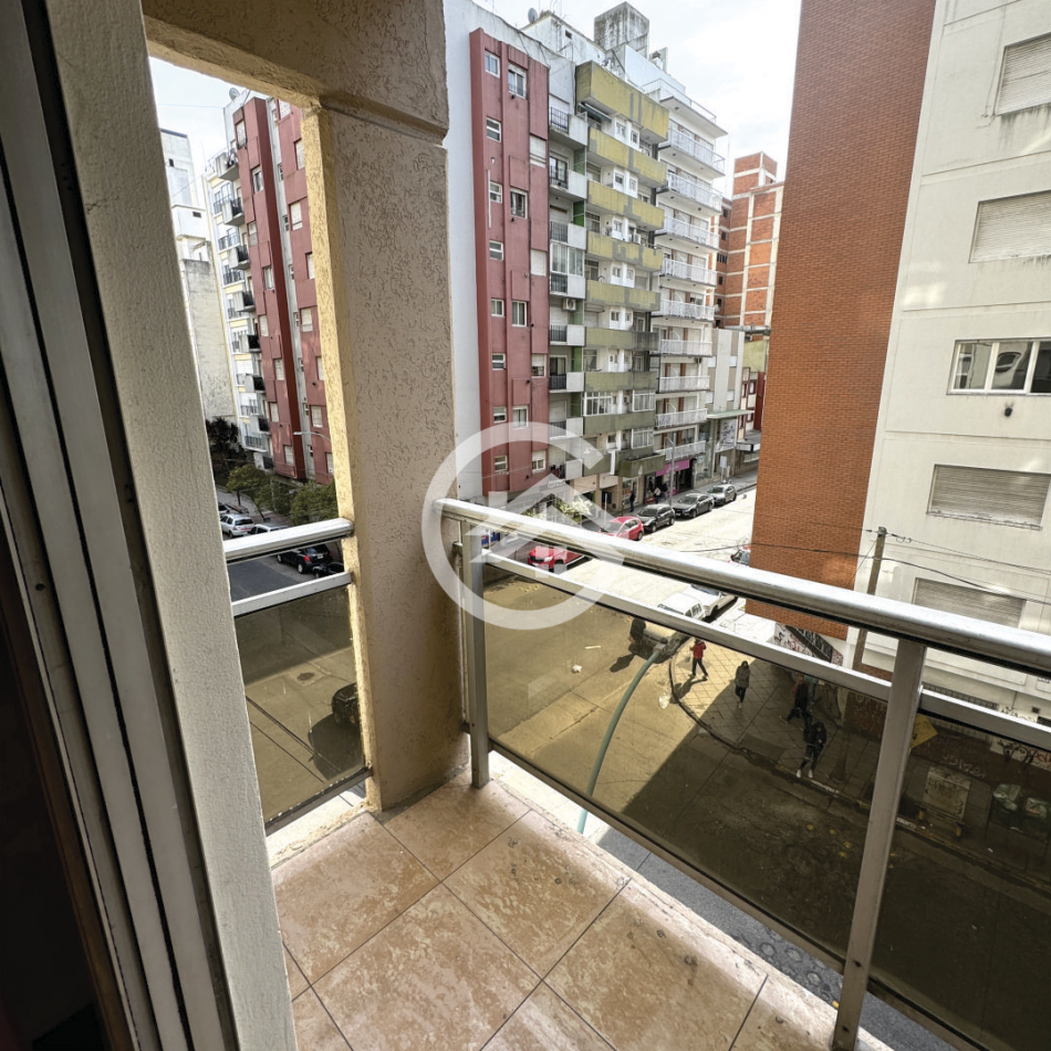 Departamento 2 ambientes con balcon corrido al frente.