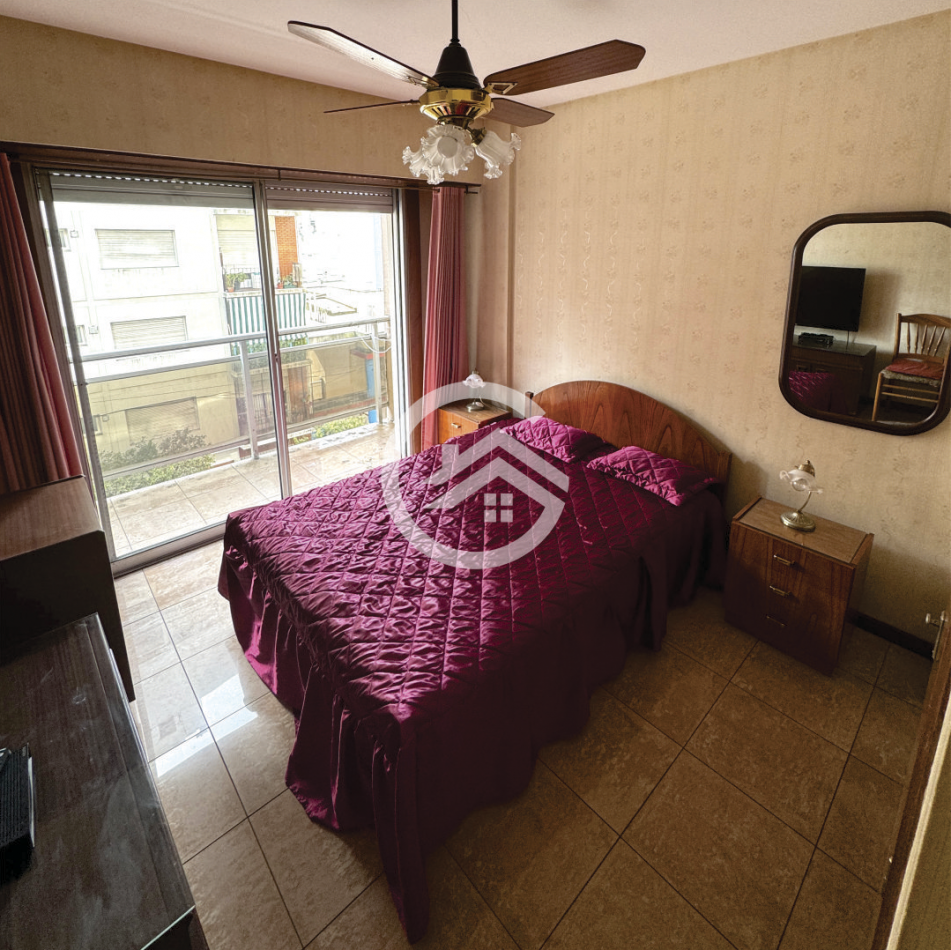 Departamento 2 ambientes con balcon corrido al frente.