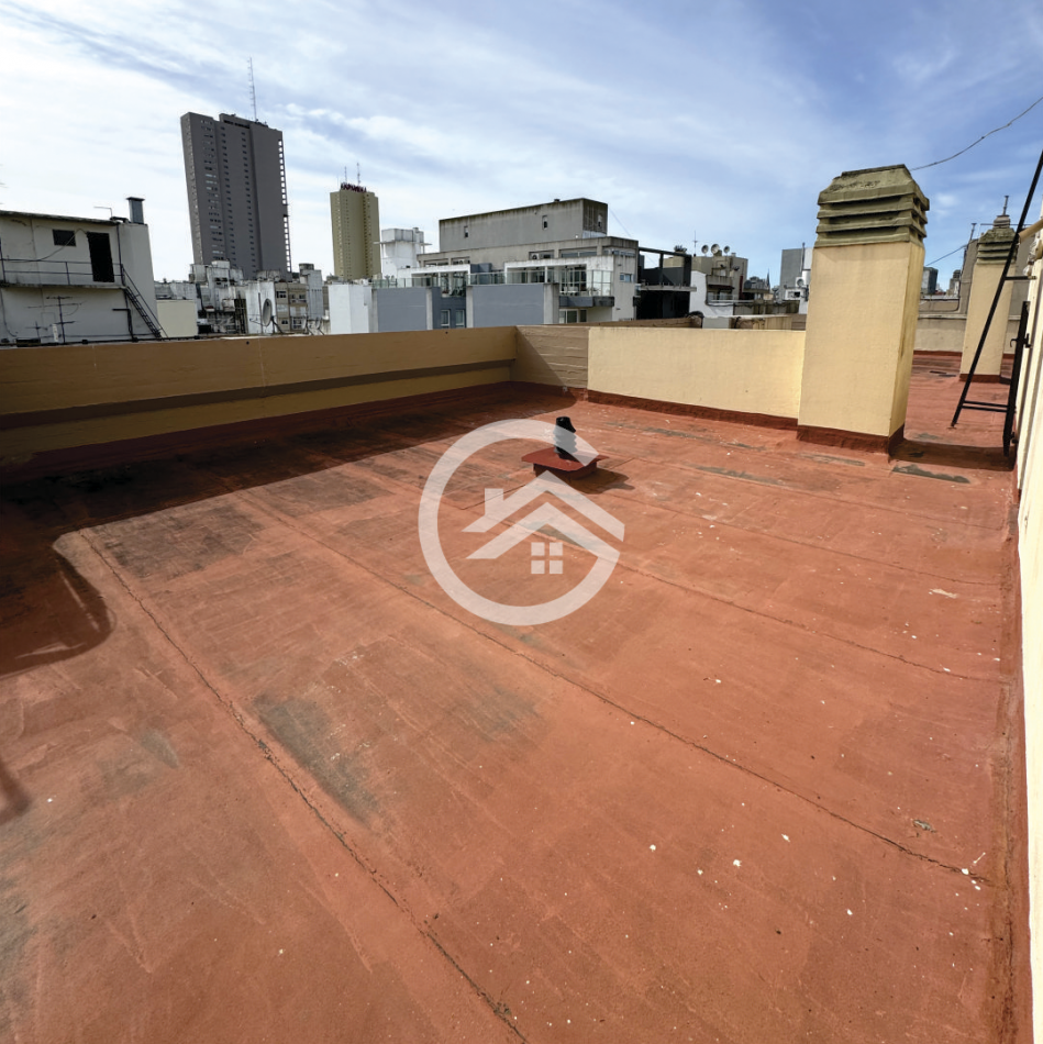 Departamento 2 ambientes con balcon corrido al frente.