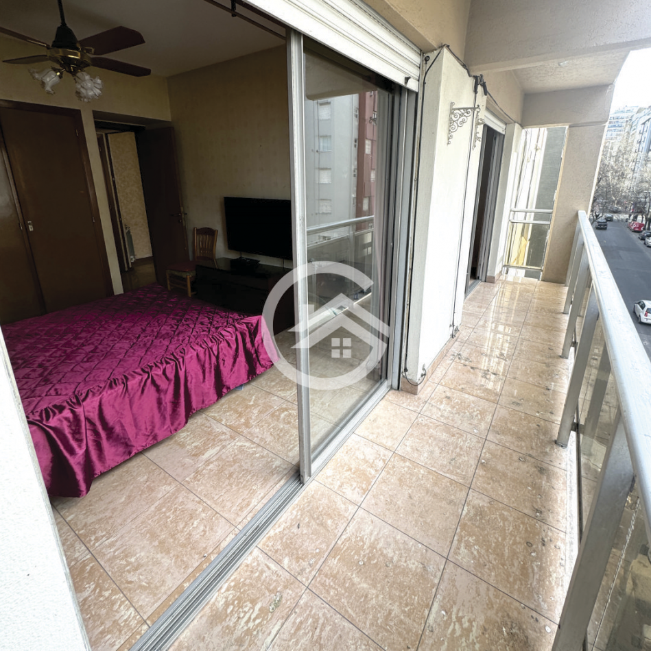 Departamento 2 ambientes con balcon corrido al frente.