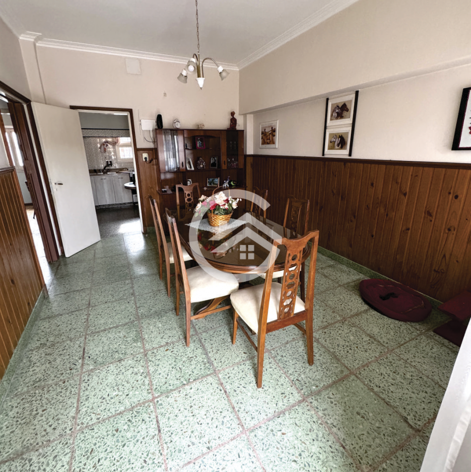 Clasico chalet marplatense mas depto. 2 ambientes al fondo.