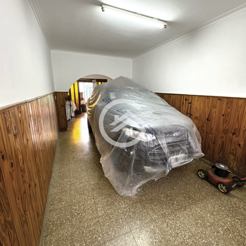 Clasico chalet marplatense mas depto. 2 ambientes al fondo.
