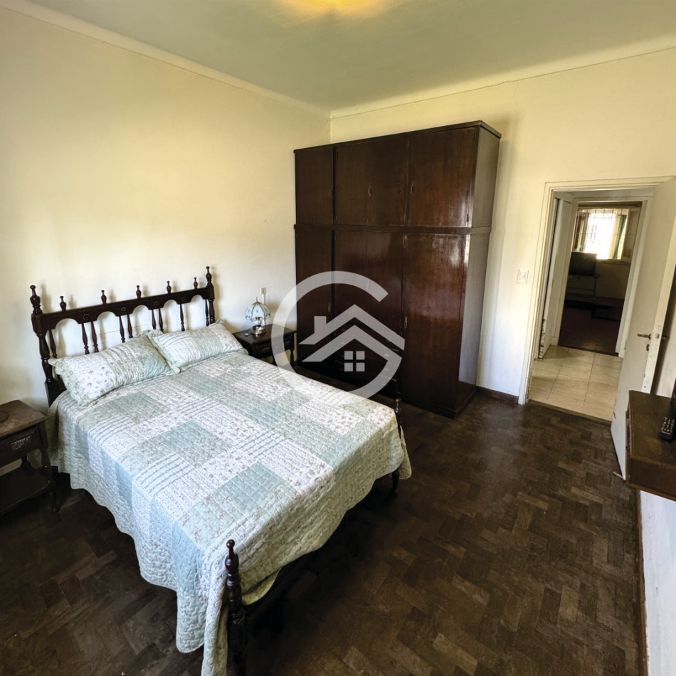 Chalet 4 ambientes con parque y garaje
