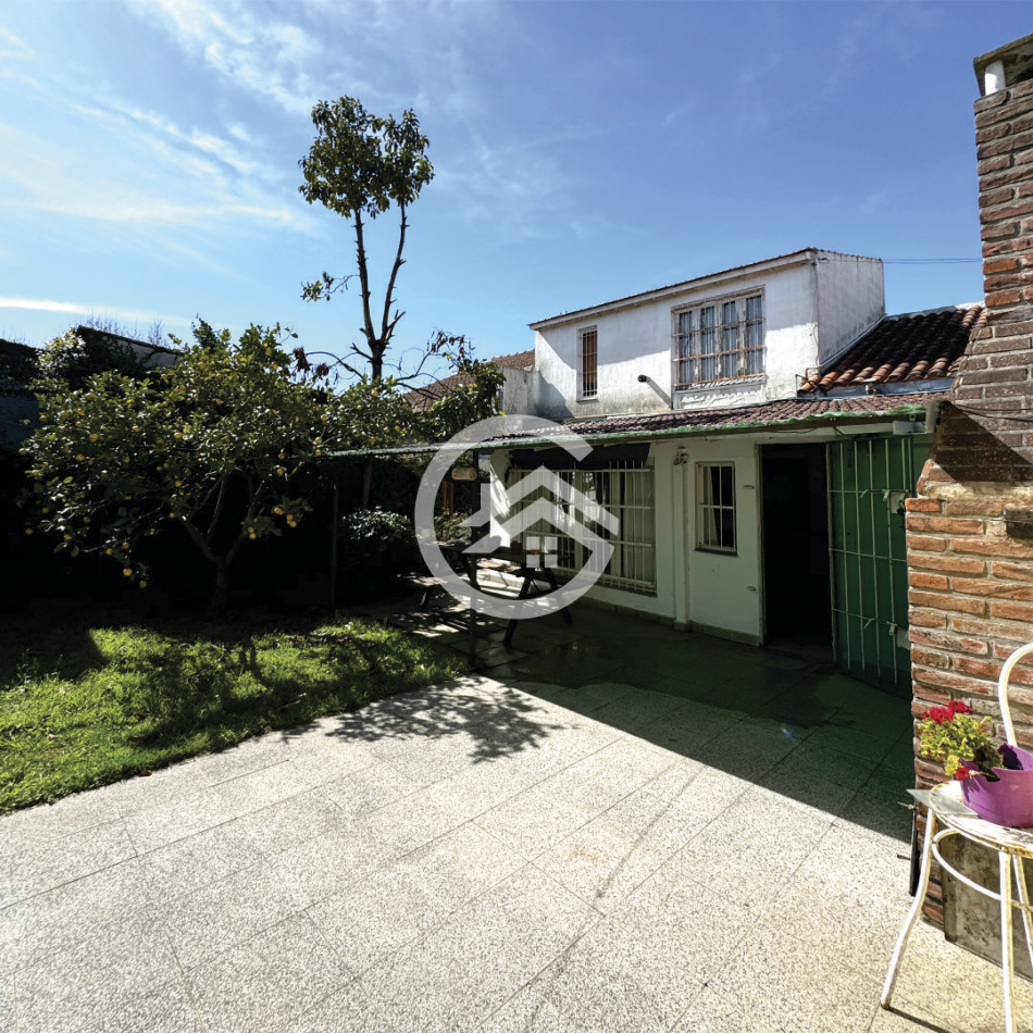 Chalet 4 ambientes con parque y garaje