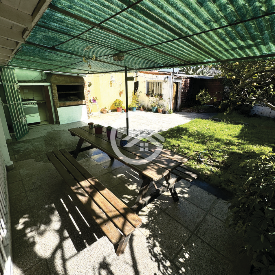 Chalet 4 ambientes con parque y garaje