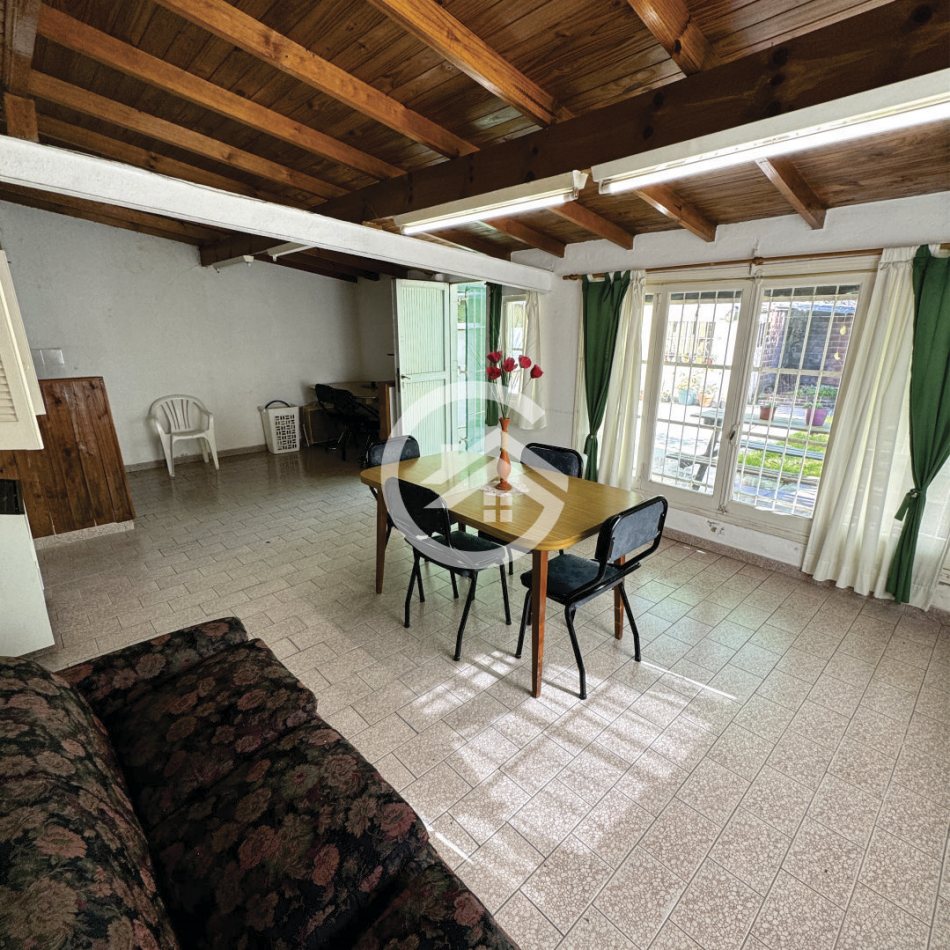 Chalet 4 ambientes con parque y garaje
