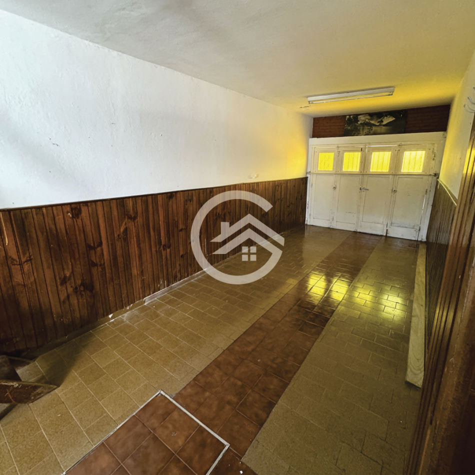 Chalet 4 ambientes con parque y garaje