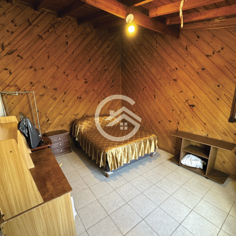 Chalet 4 ambientes con parque y garaje