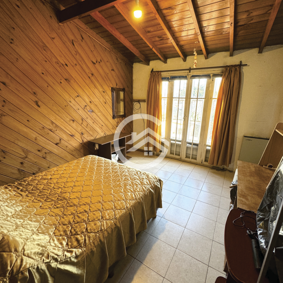 Chalet 4 ambientes con parque y garaje
