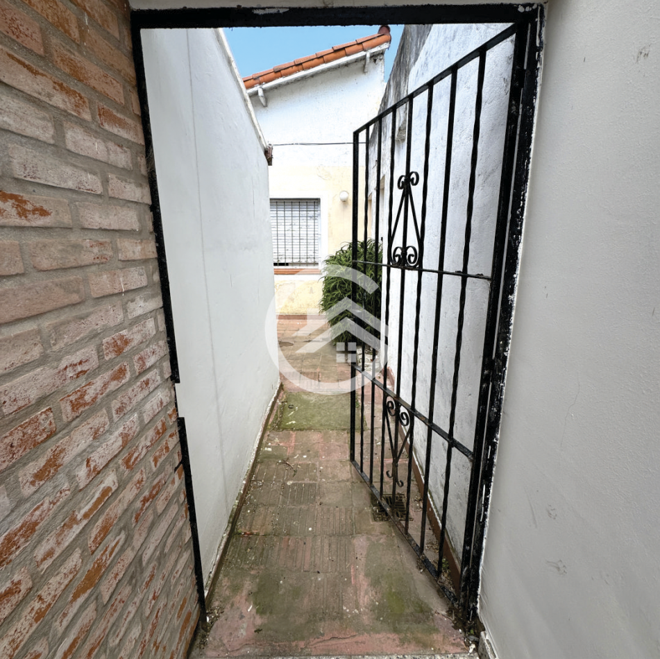Ph 2 ambientes con patio en barrio La Perla 