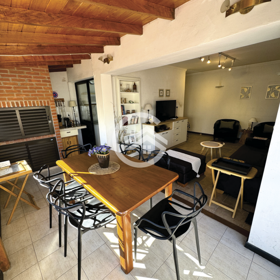 DEPARTAMENTO 2 AMBIENTES CON DEPENDENCIA Y COCHERA