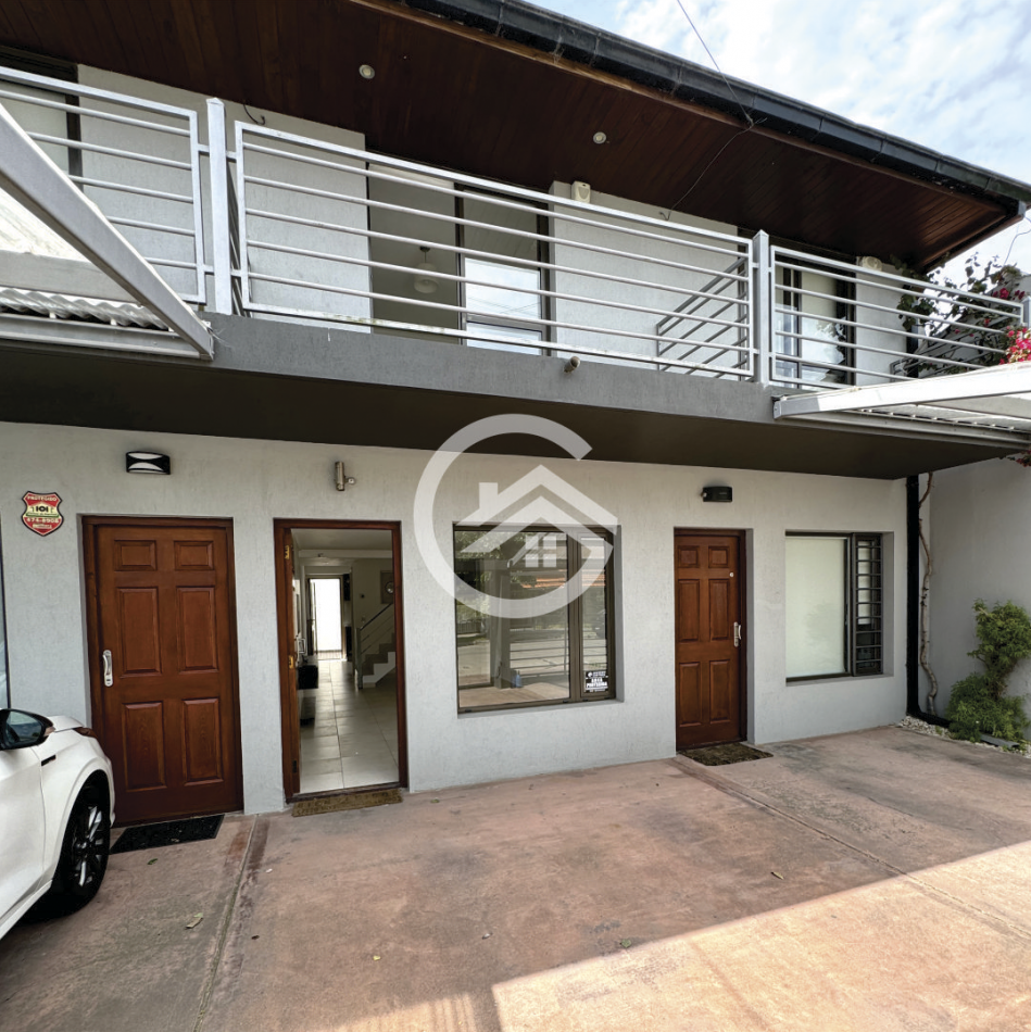Venta Triplex 4 ambientes en barrio La Perla