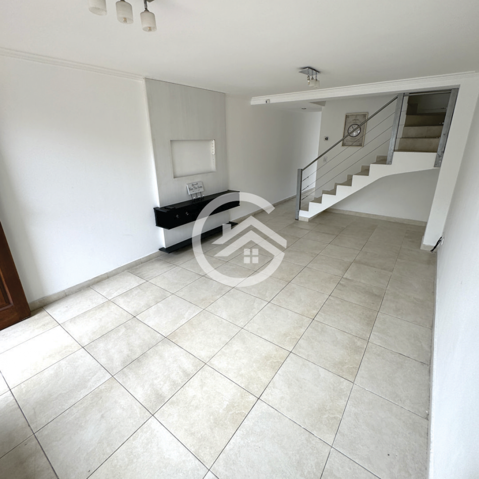 Venta Triplex 4 ambientes en barrio La Perla