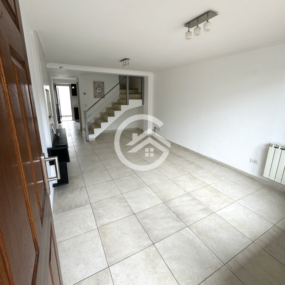 Venta Triplex 4 ambientes en barrio La Perla