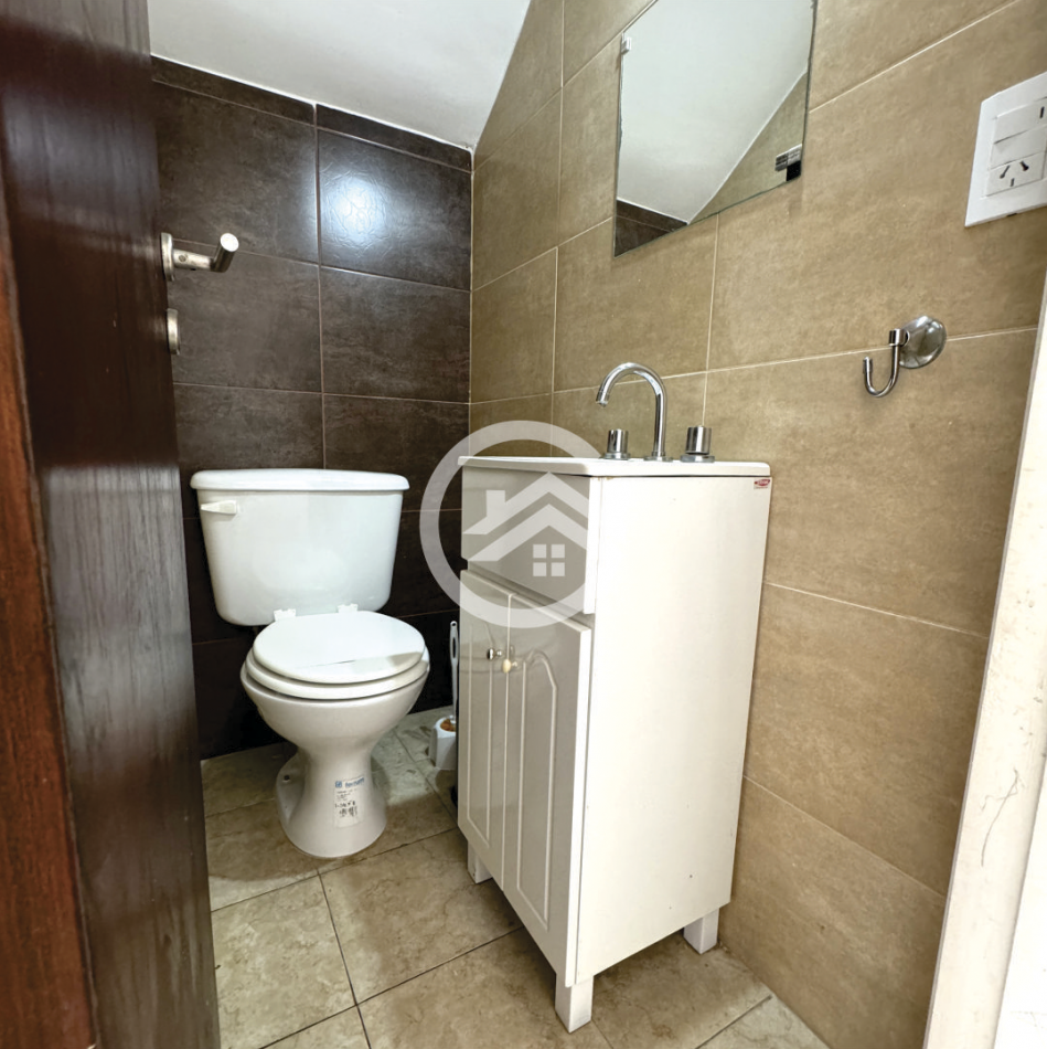 Venta Triplex 4 ambientes en barrio La Perla