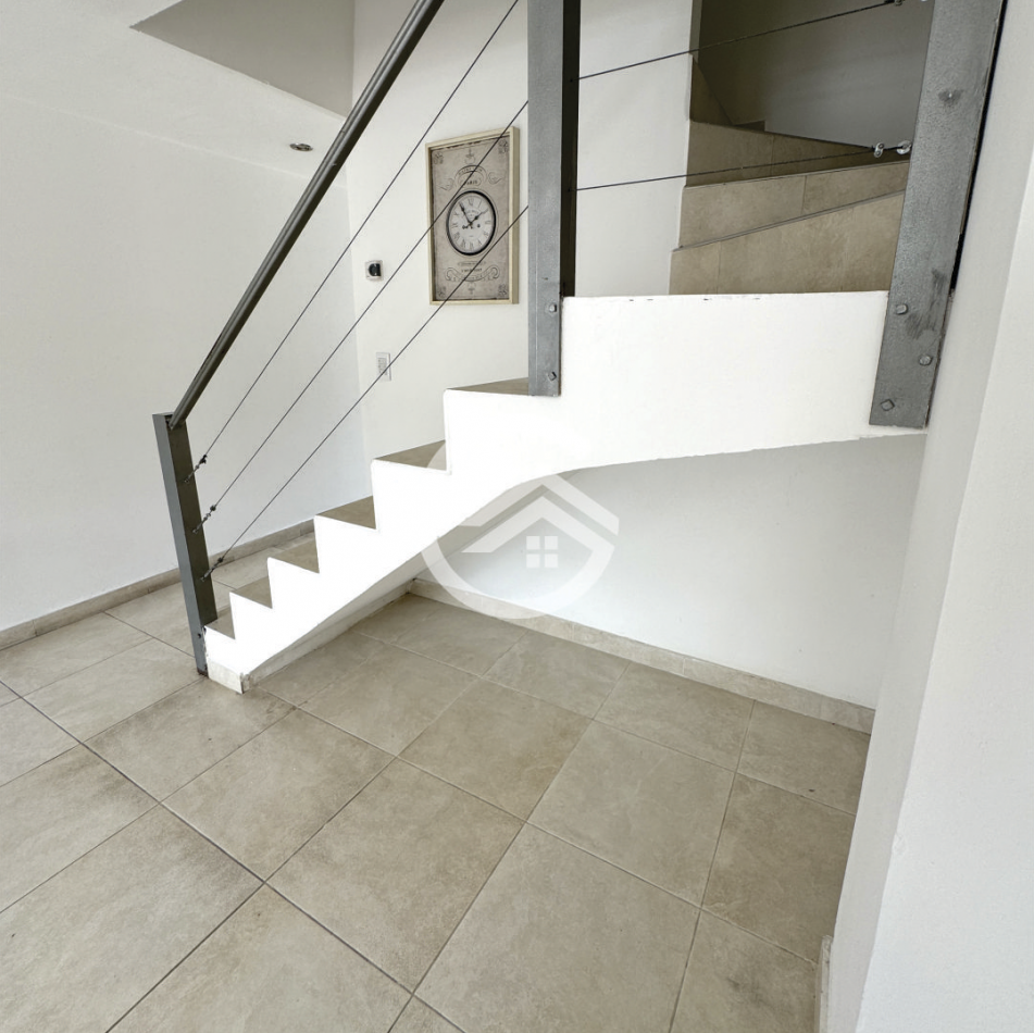 Venta Triplex 4 ambientes en barrio La Perla