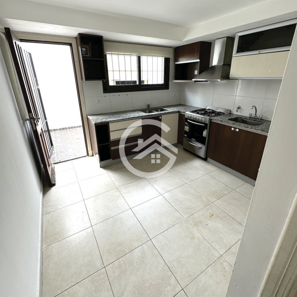 Venta Triplex 4 ambientes en barrio La Perla