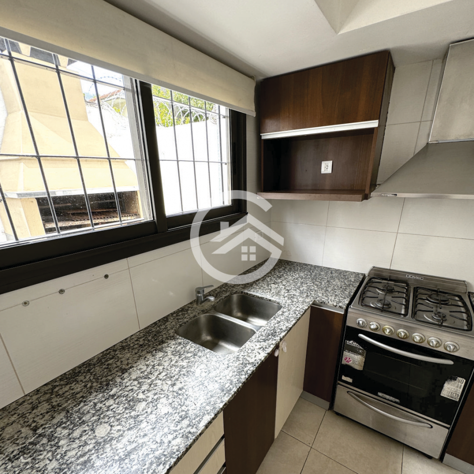 Venta Triplex 4 ambientes en barrio La Perla