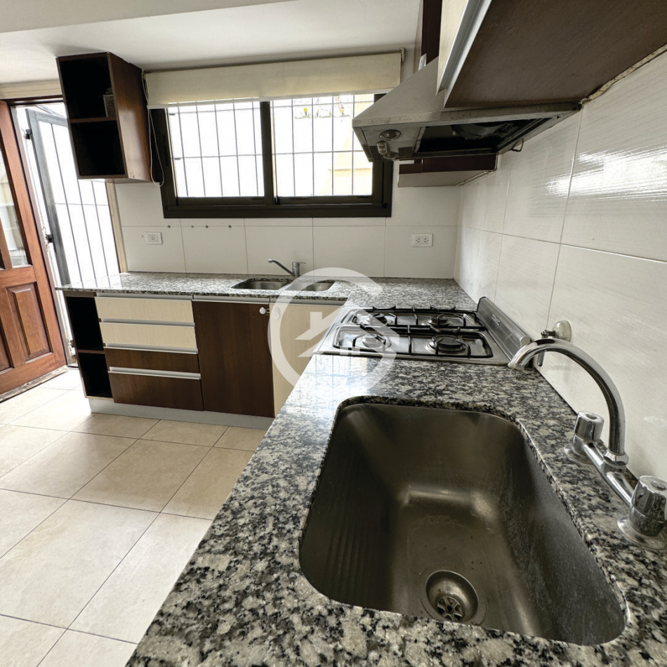 Venta Triplex 4 ambientes en barrio La Perla