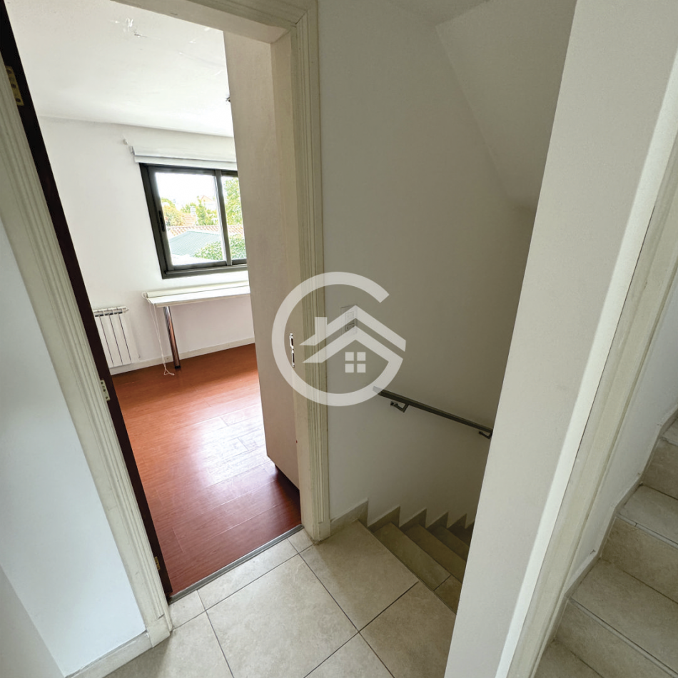 Venta Triplex 4 ambientes en barrio La Perla