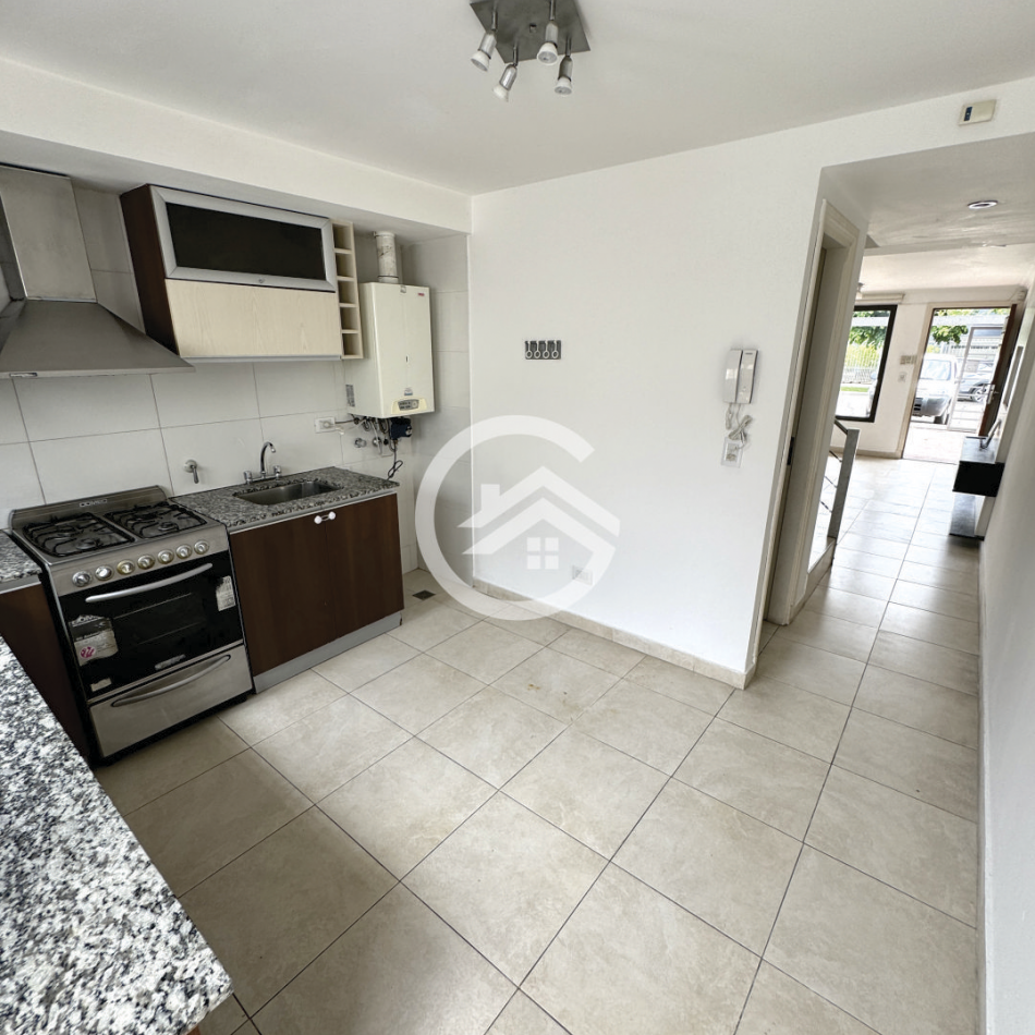 Venta Triplex 4 ambientes en barrio La Perla