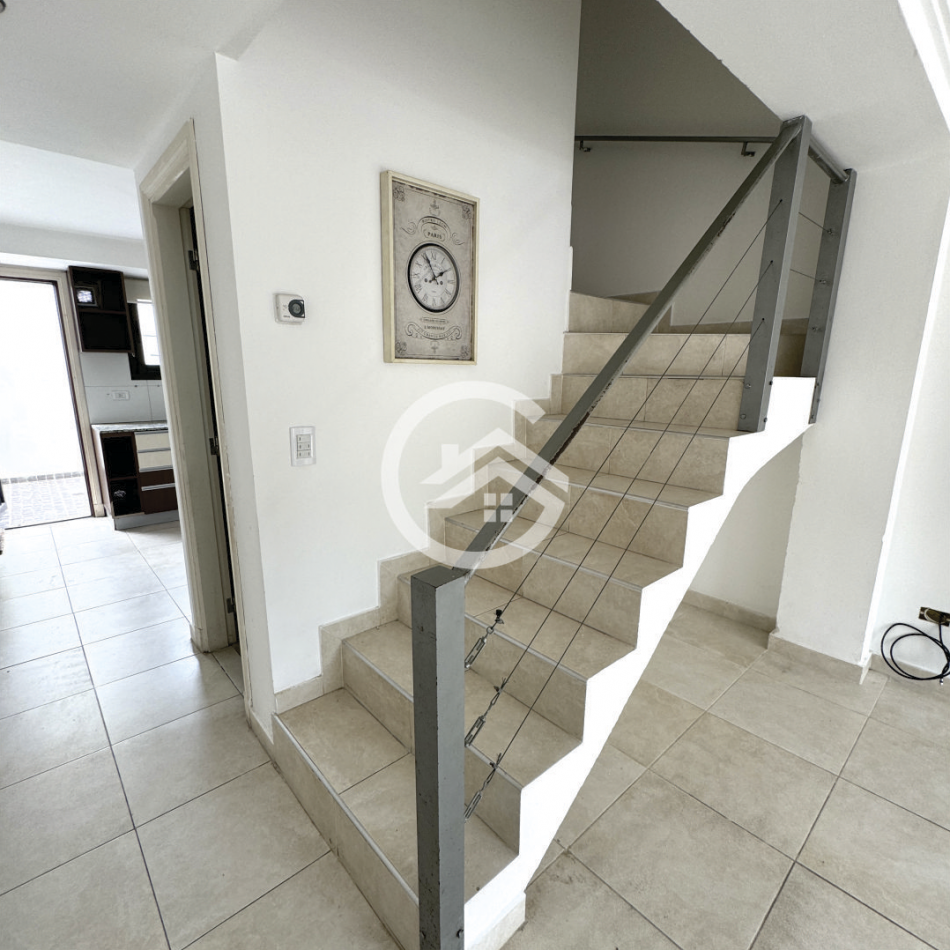 Venta Triplex 4 ambientes en barrio La Perla