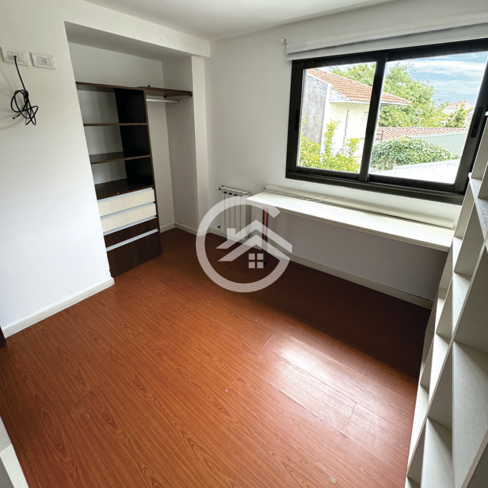 Venta Triplex 4 ambientes en barrio La Perla