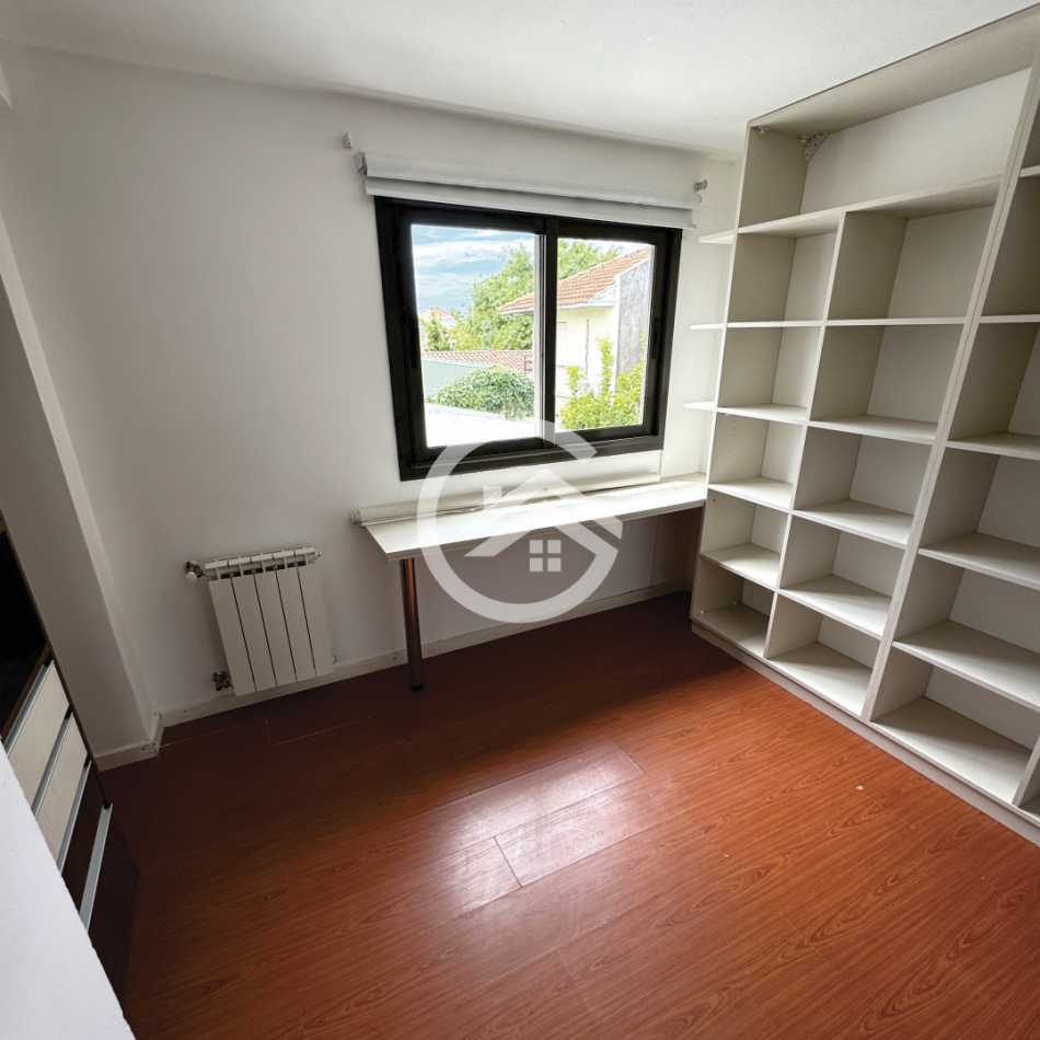 Venta Triplex 4 ambientes en barrio La Perla
