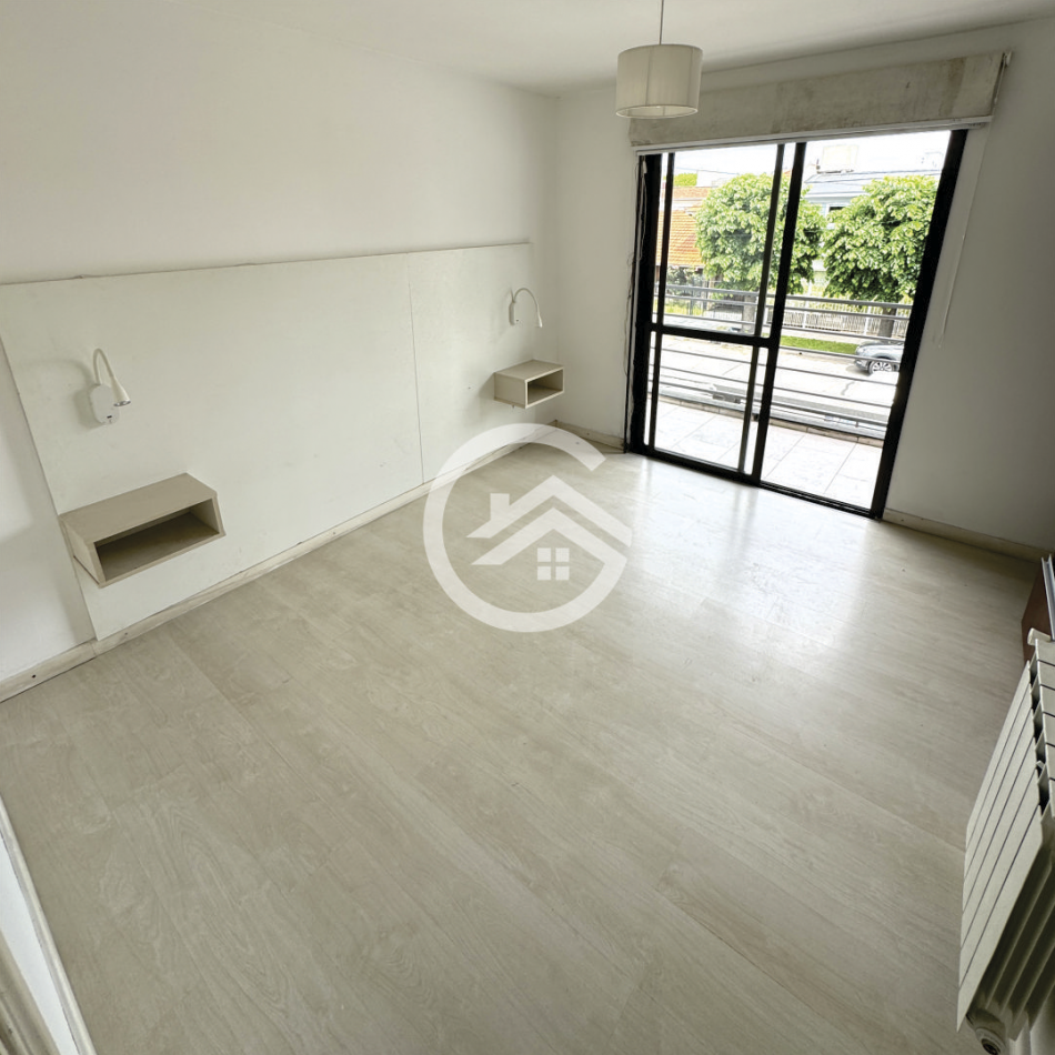 Venta Triplex 4 ambientes en barrio La Perla