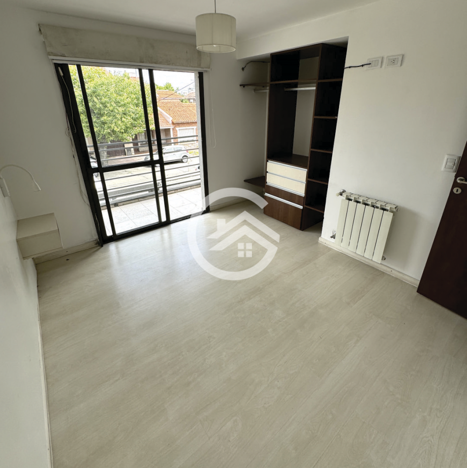 Venta Triplex 4 ambientes en barrio La Perla