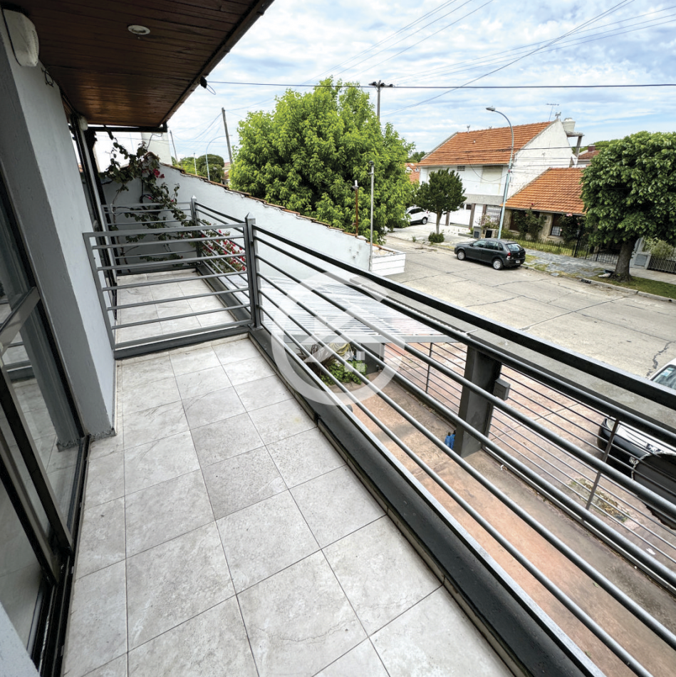 Venta Triplex 4 ambientes en barrio La Perla