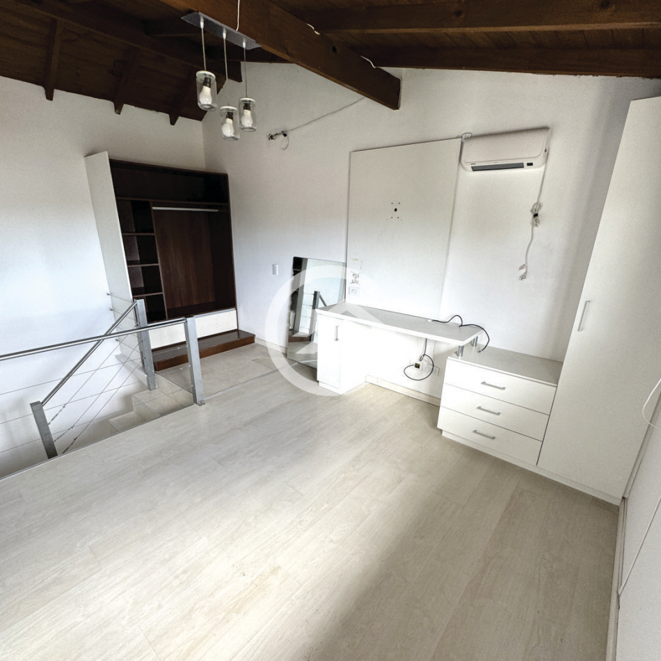 Venta Triplex 4 ambientes en barrio La Perla