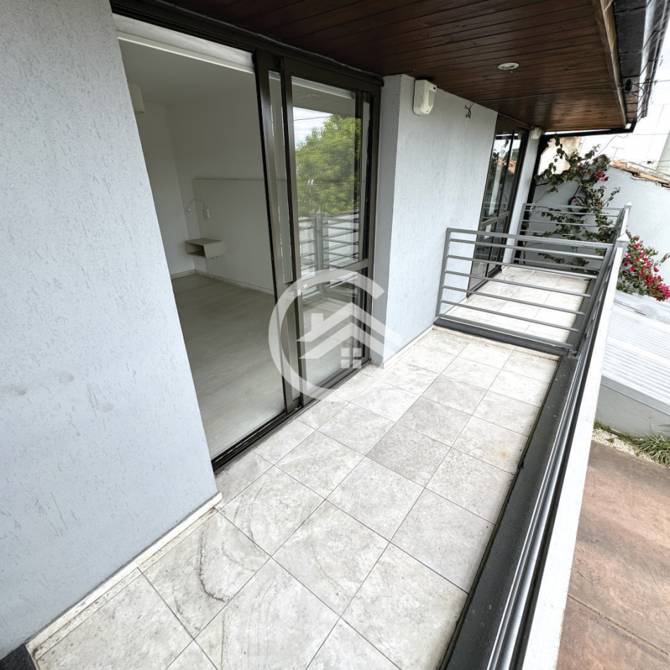 Venta Triplex 4 ambientes en barrio La Perla