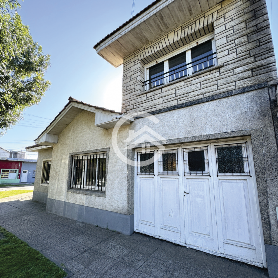 Chalet en Ph 4 ambientes, doble garaje y patio.