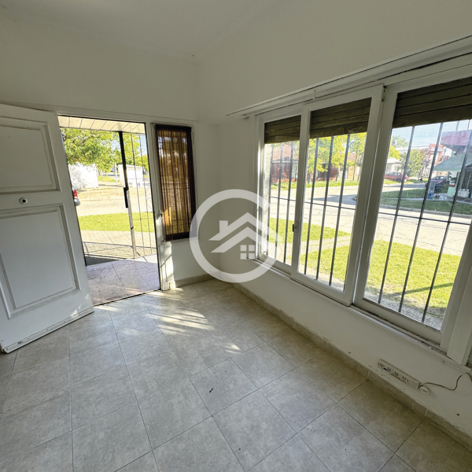 Chalet en Ph 4 ambientes, doble garaje y patio.