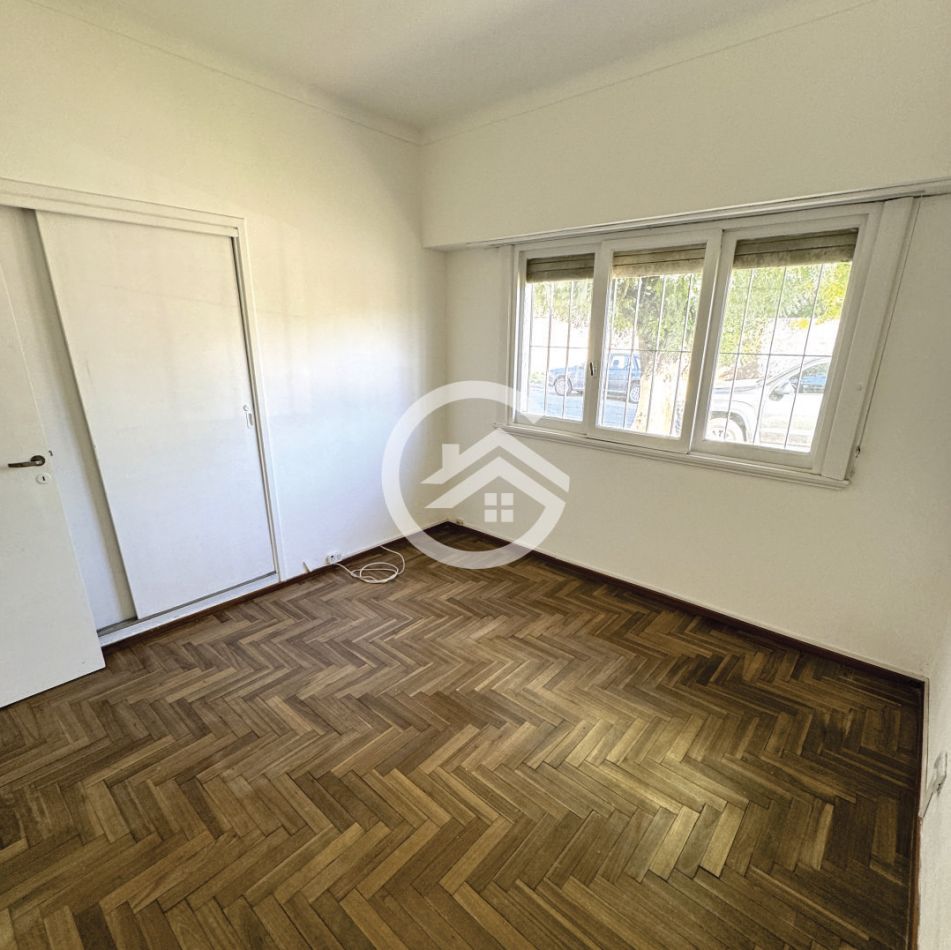 Chalet en Ph 4 ambientes, doble garaje y patio.