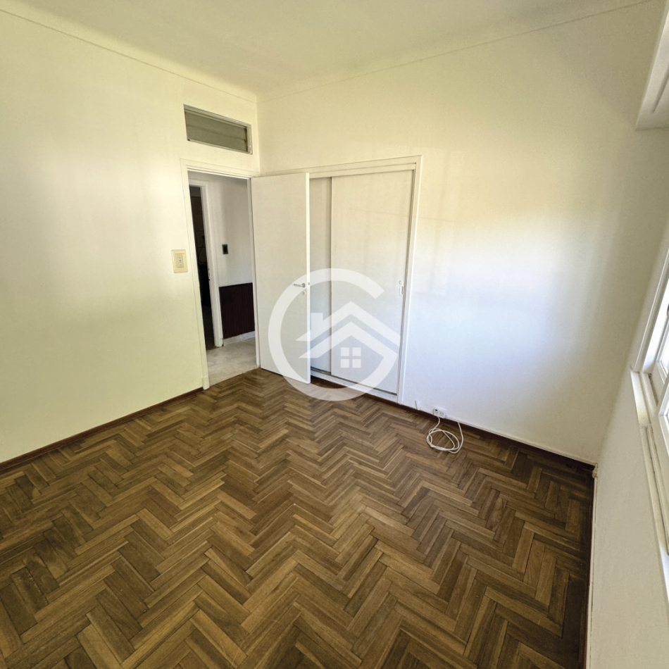 Chalet en Ph 4 ambientes, doble garaje y patio.