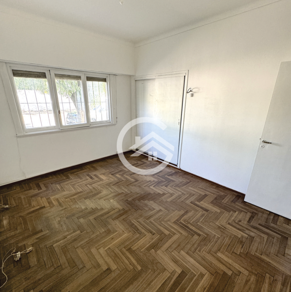Chalet en Ph 4 ambientes, doble garaje y patio.