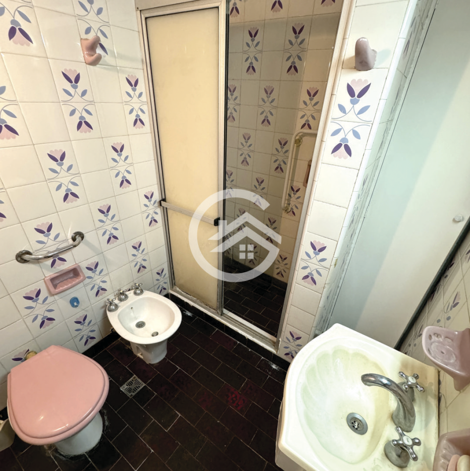Chalet en Ph 4 ambientes, doble garaje y patio.