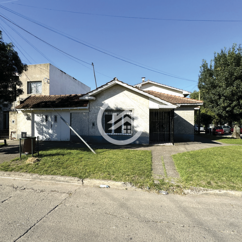 Chalet en Ph 4 ambientes, doble garaje y patio.