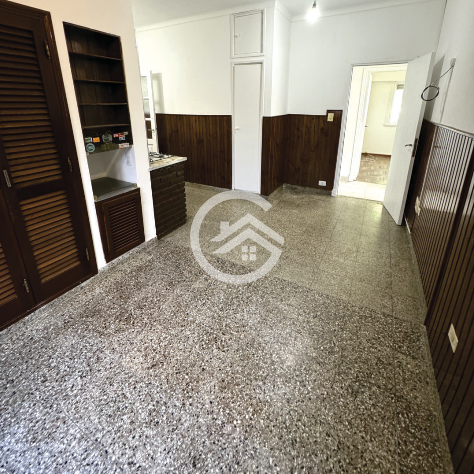 Chalet en Ph 4 ambientes, doble garaje y patio.