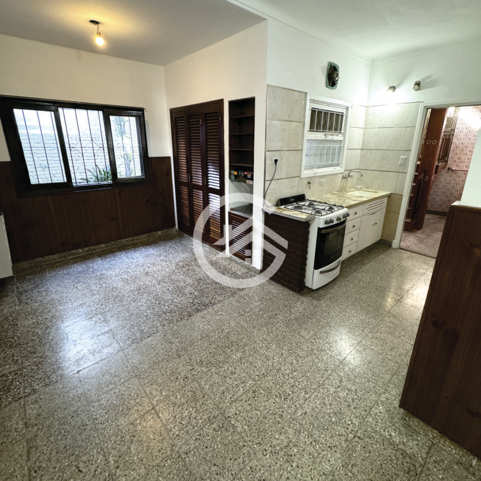 Chalet en Ph 4 ambientes, doble garaje y patio.