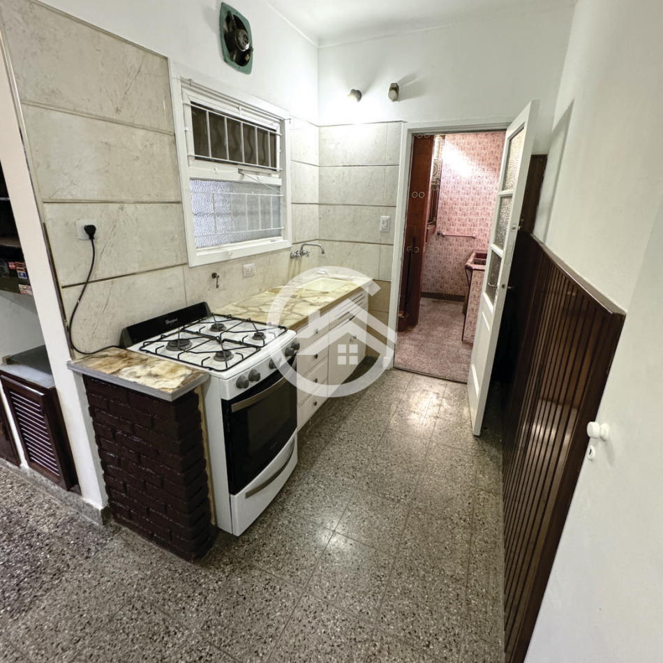 Chalet en Ph 4 ambientes, doble garaje y patio.