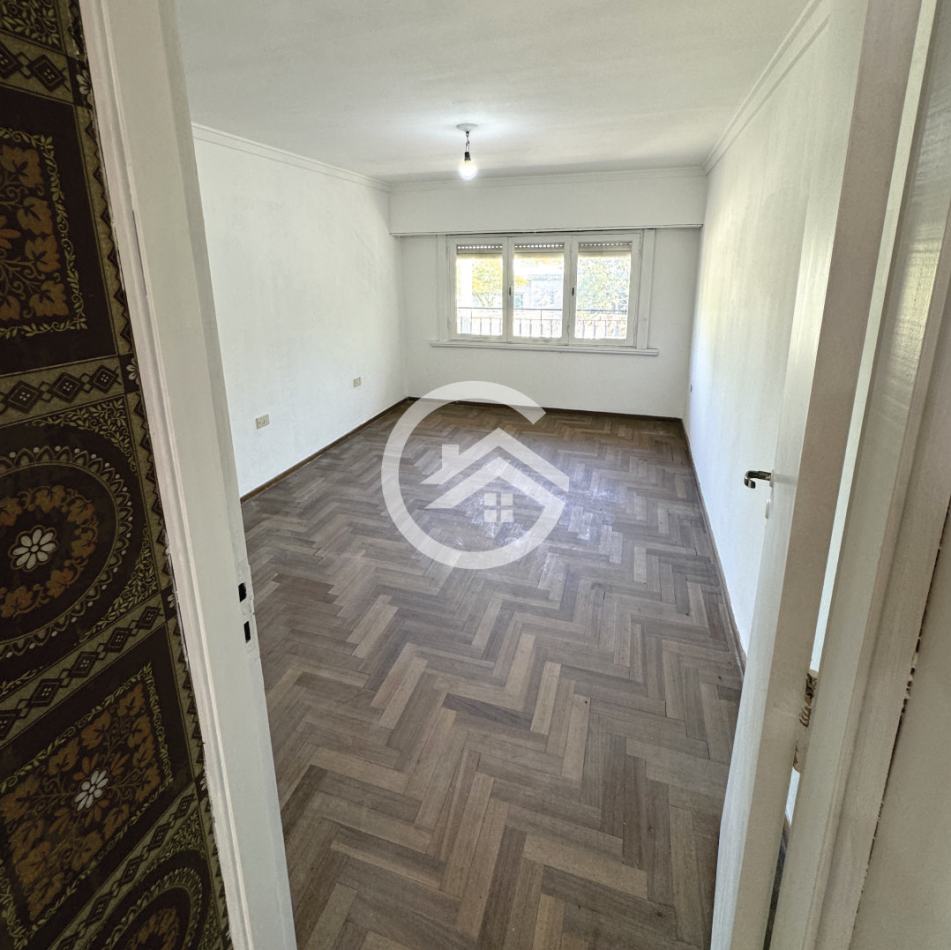 Chalet en Ph 4 ambientes, doble garaje y patio.
